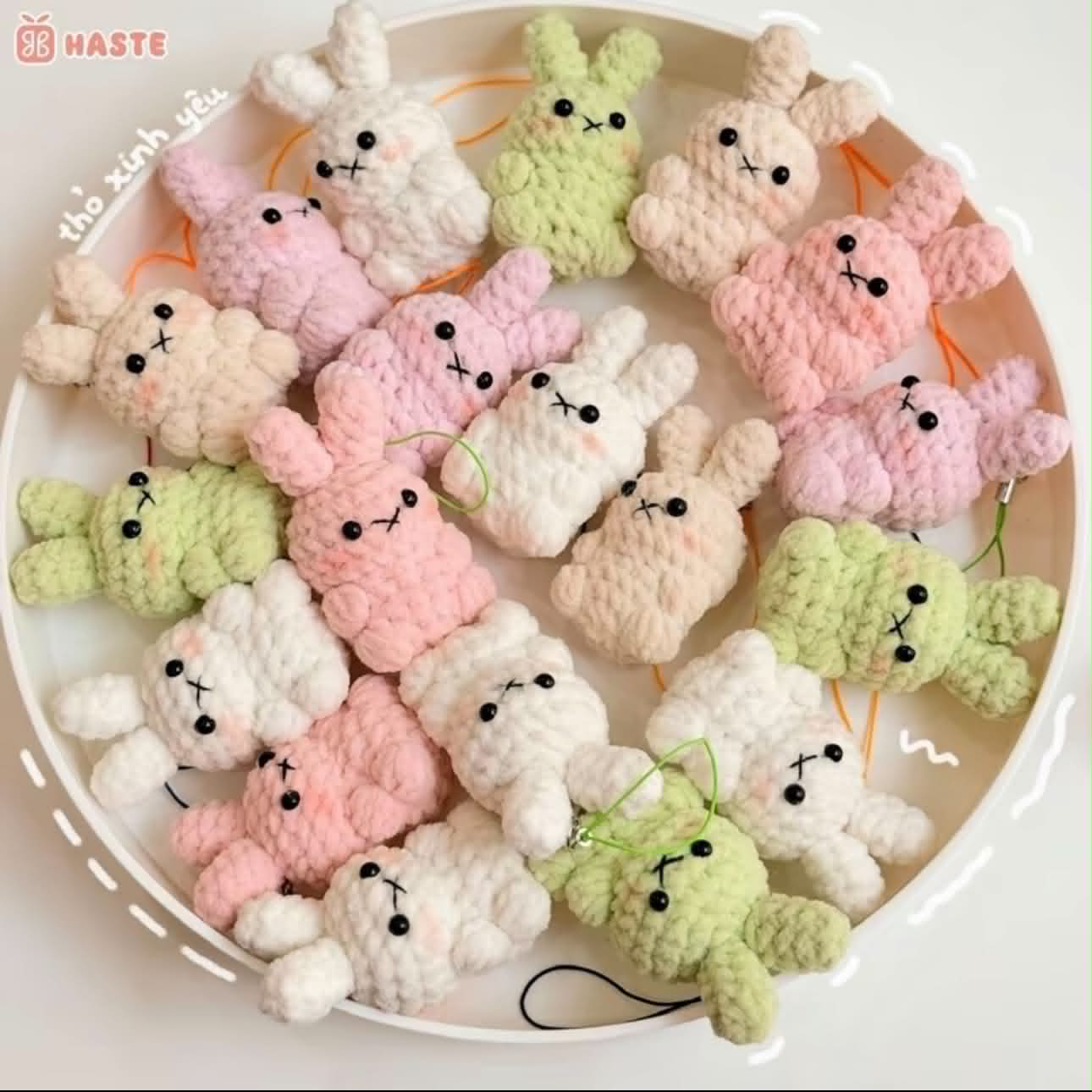 Charm thỏ bông crochet handmade trên nền hồng nhạt