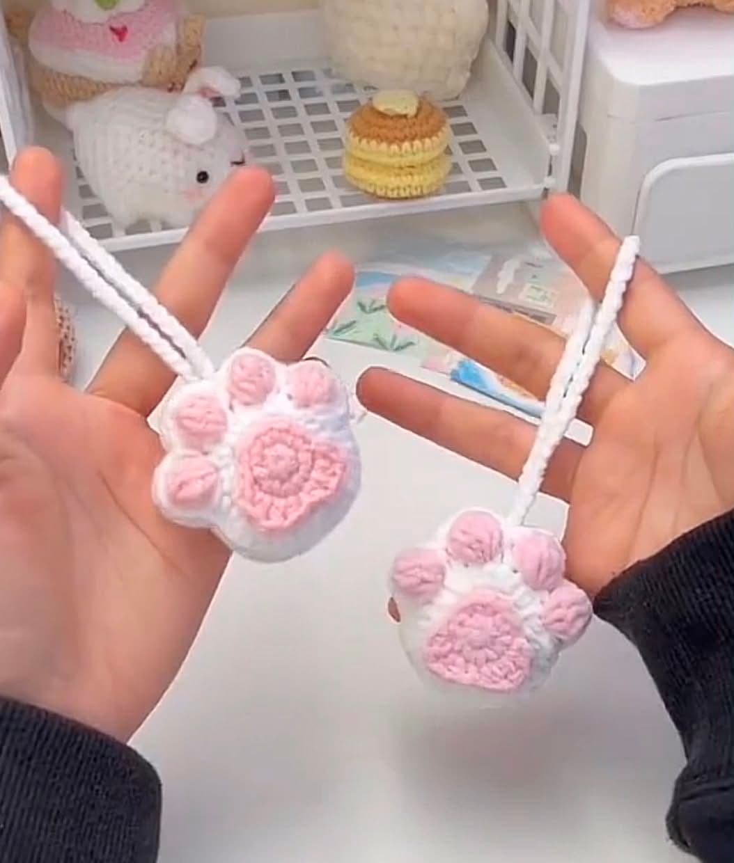 Phụ kiện bàn chân mèo crochet với chi tiết đệm chân