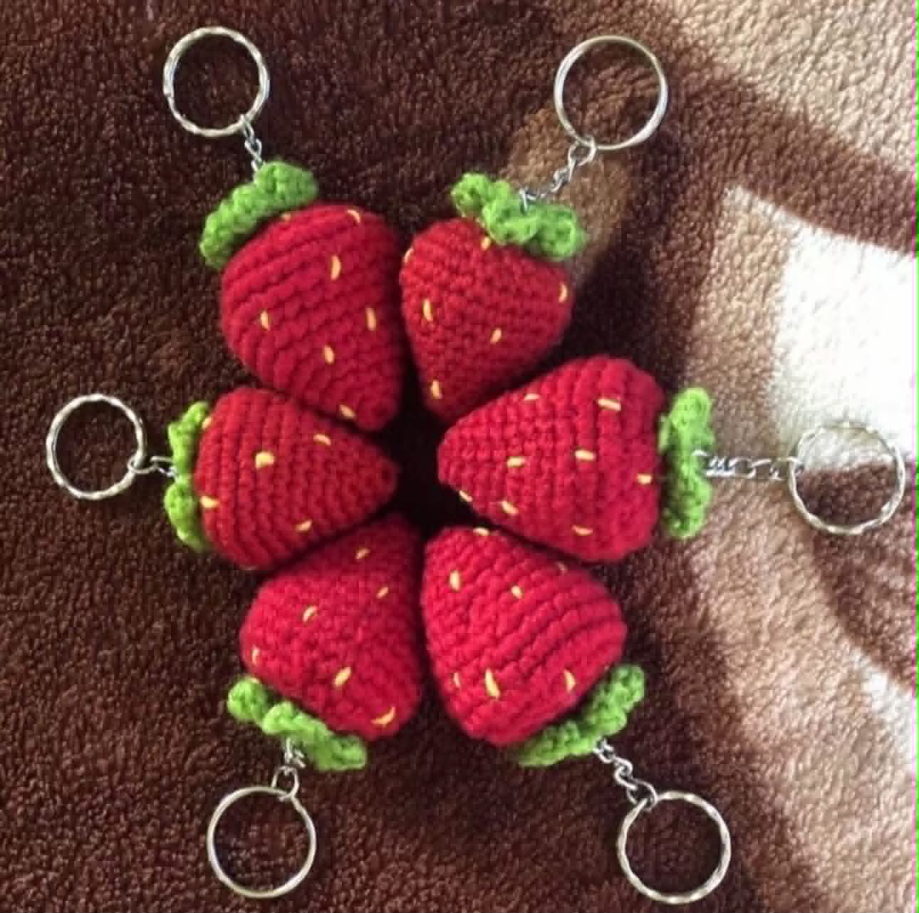 Charm dâu tây crochet handmade trên nền hồng phấn