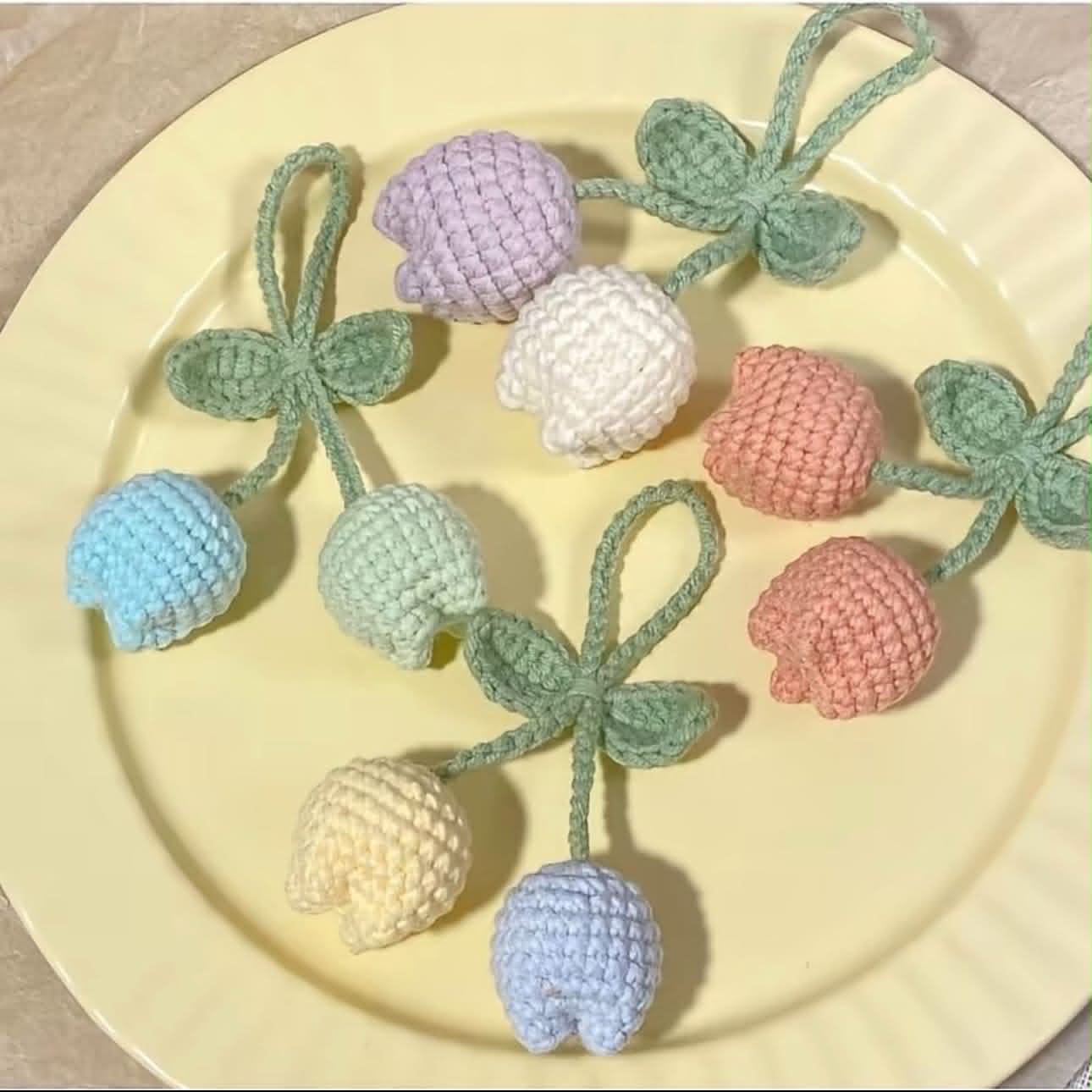 Móc khóa hoa tulip crochet màu hồng rose trên nền trắng hồng
