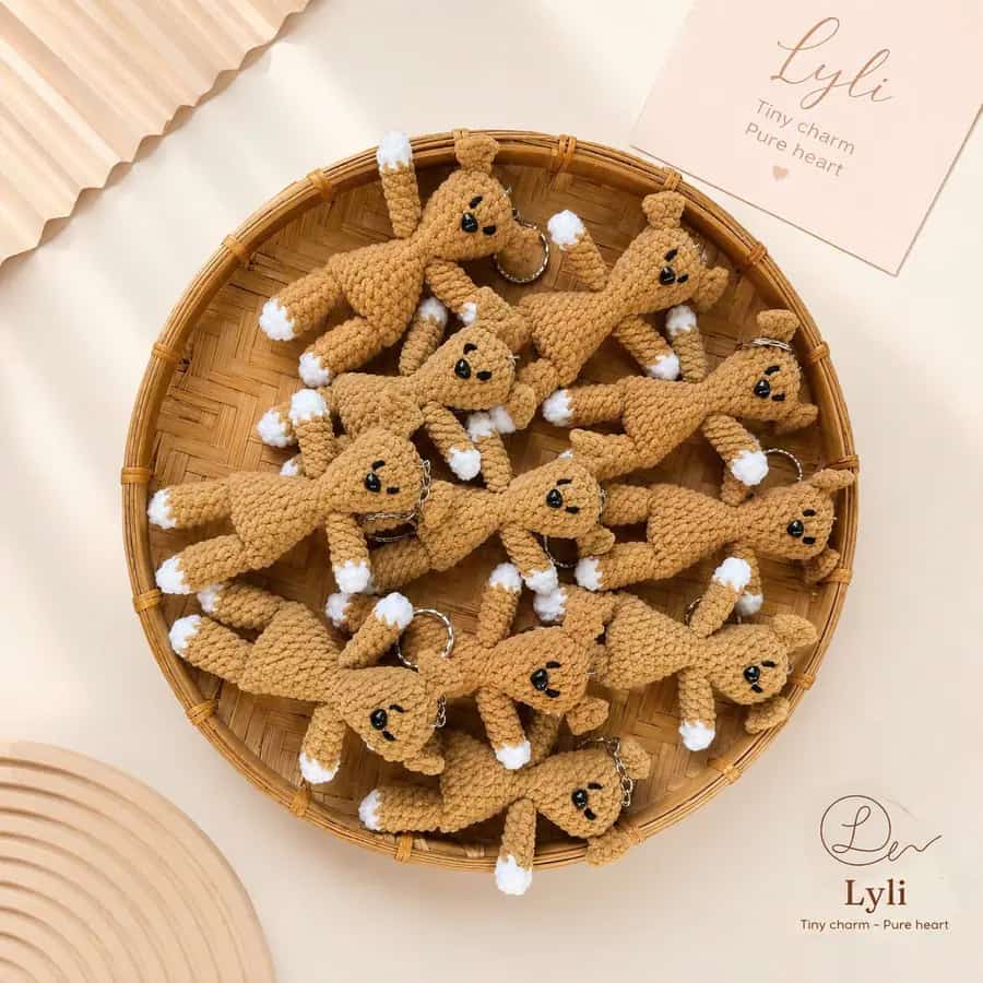 Móc khóa len size M handmade trên khay tre
