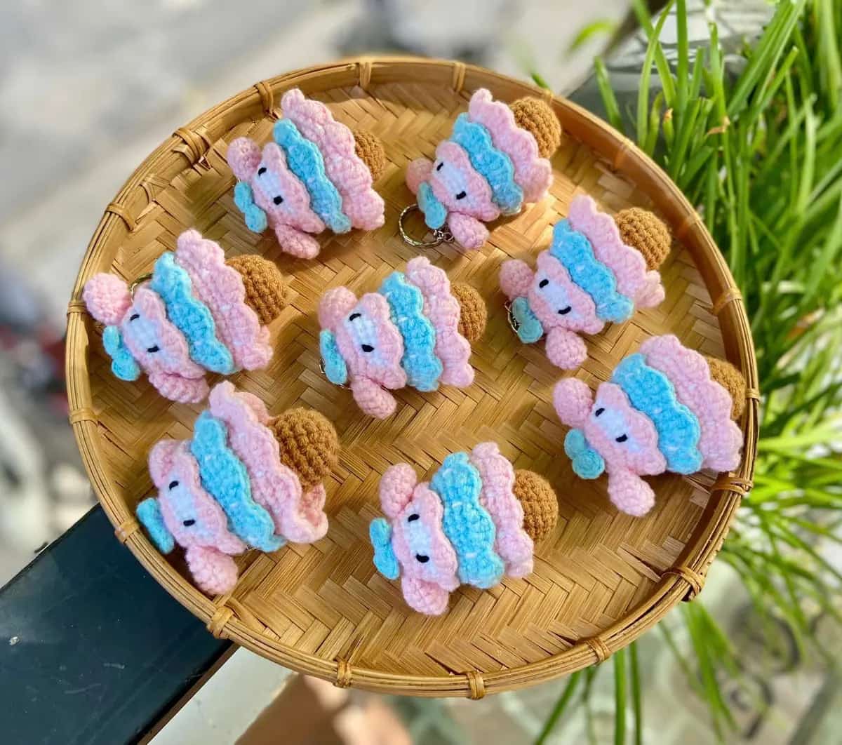 Móc khóa len size M nhiều màu trên khay tre